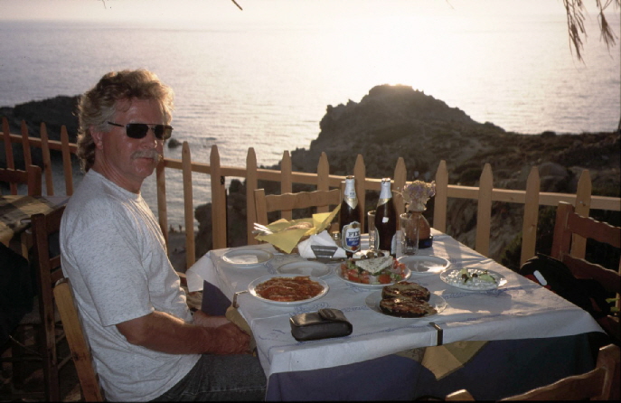 Nas Ikaria - Herrlich romantisch mit kleinem Tisch hoch �ber dem Meer bei Sonnenuntergang.